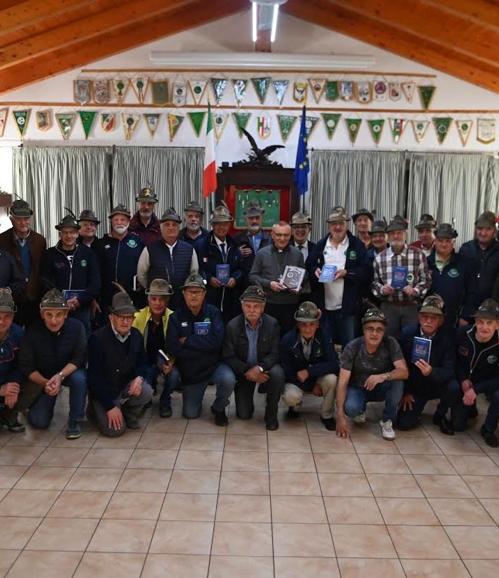 Alcuni alpini presenti alla serata con (al centro) il vescovo della diocesi di Asti, mons. Marco Prastaro e il presidente della Sezione ANA di Asti Fabrizio Pighin