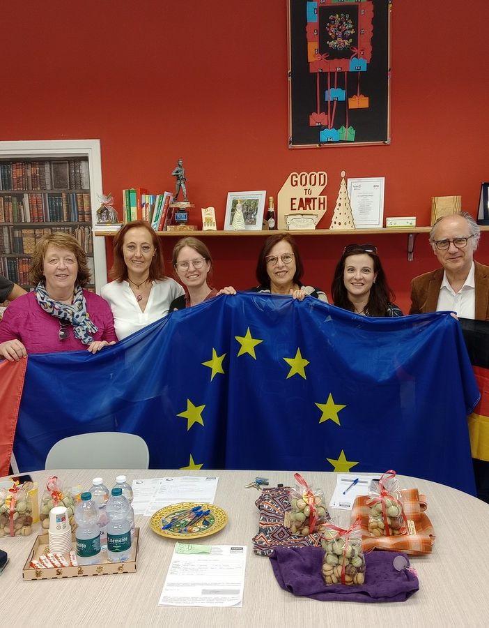 Foto di gruppo, all'insegna dell'unità europea, per i docenti del Castigliano ed i loro colleghi tedeschi