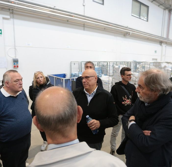Nella lavanderia di Mappano dove l’AI viene applicata al tessile: i soci del CDO visitano l’azienda [VIDEO]