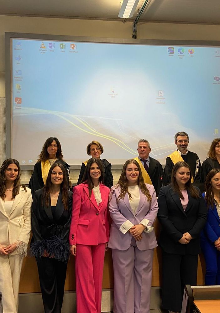 Foto di gruppo per le neo laureate