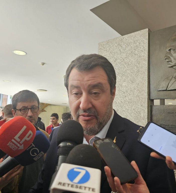 Il vicepremier attorniato da colleghi giornalisti