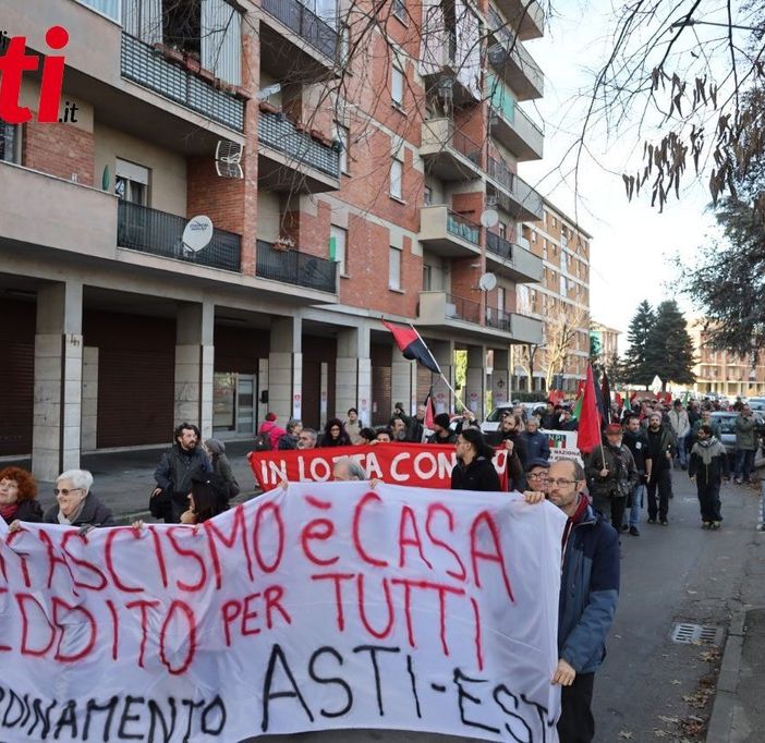 Un'immagine della marcia antifascista seguita l'imbrattamento della sede del Coordinamento Asti Est