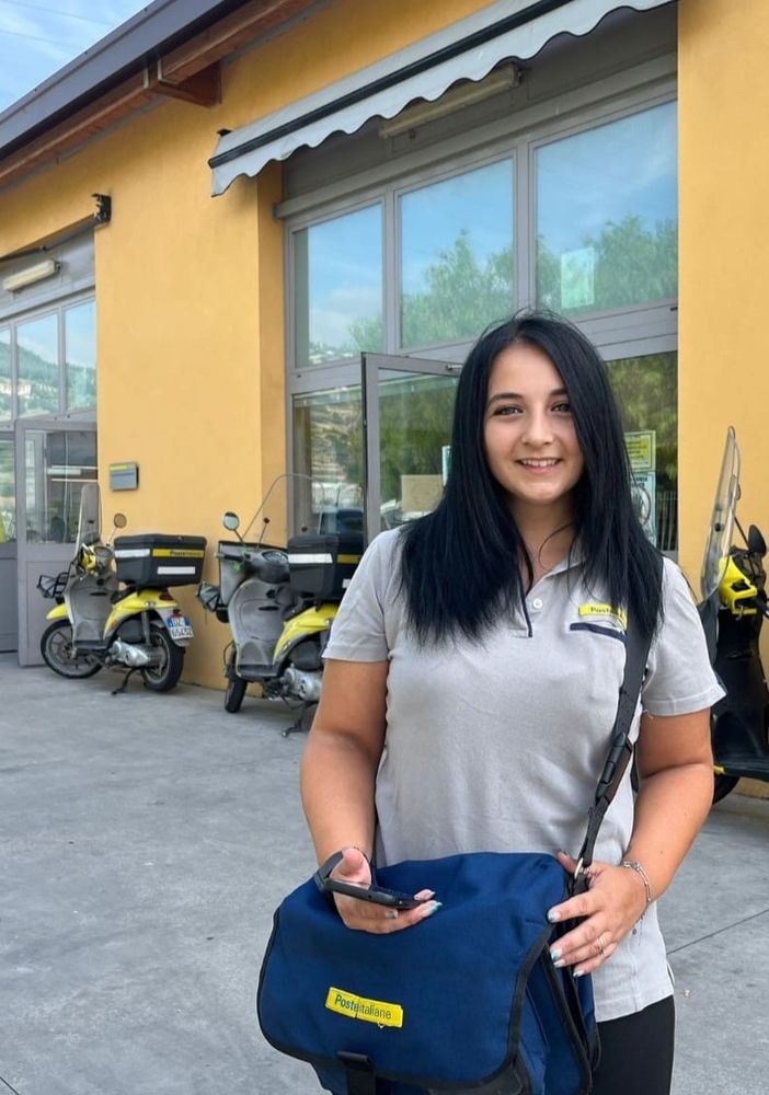 Una portalettere in forza a Poste Italiane