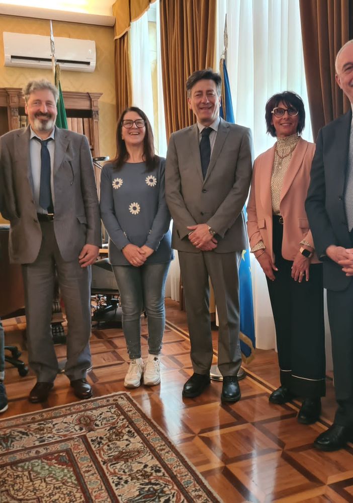 Il prefetto Claudio Ventrice, al centro tra le due signore, con i neo Maestri del Lavoro