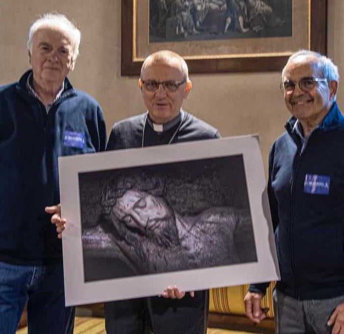Rappresentanti della sezione fotografia della Polisportiva CRAT ritratti con il vescovo Prastaro cui hanno donato una delle loro foto