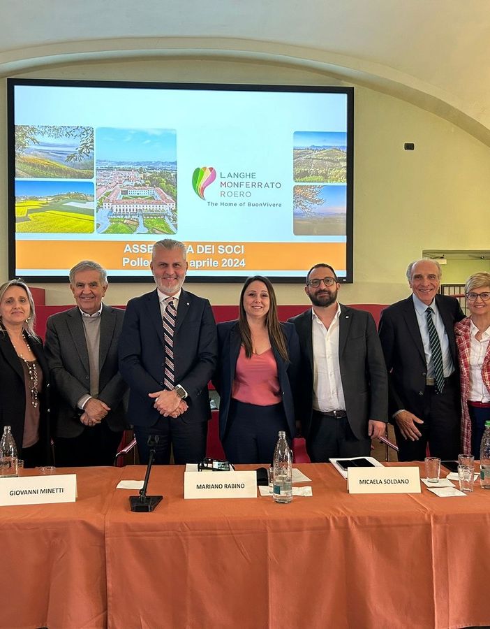Da sinistra il direttore Bertero con il consiglio di amministrazione. Al centro il presidente Rabino