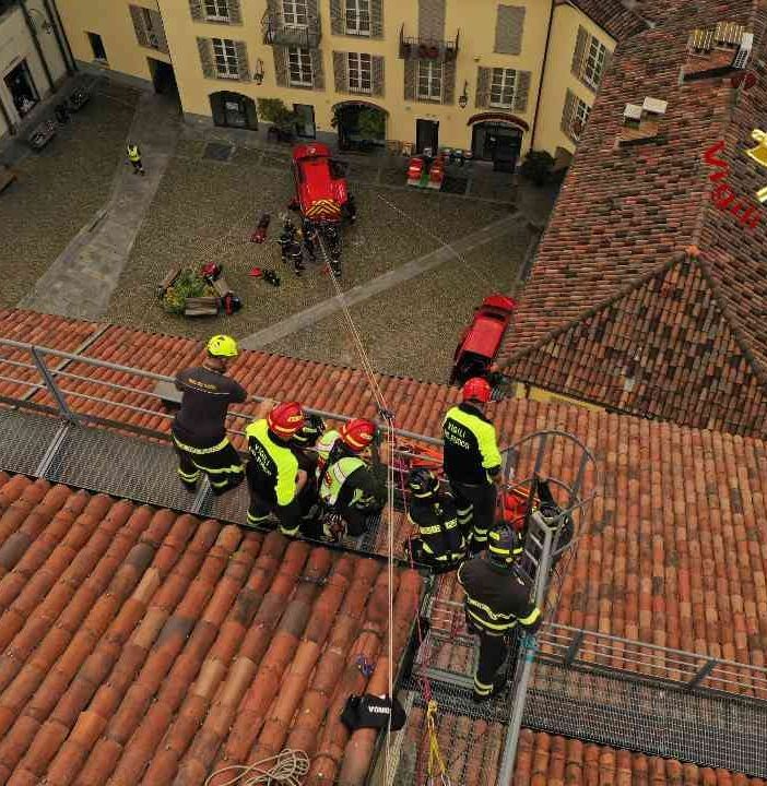 Scenari di soccorso dei vigili del fuoco all'esterno del Teatro Alfieri di Asti con venti operatori e personale del teatro [FOTO]