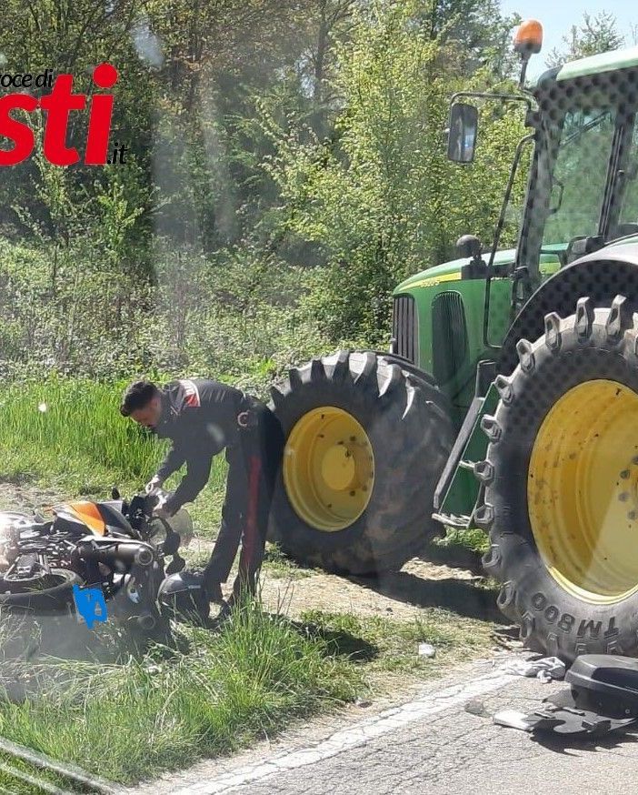 La moto e il mezzo agricolo coinvolti nel sinistro