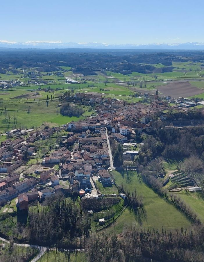 Un bellissimo panorama di Tonco immortalato da una mongolfiera
