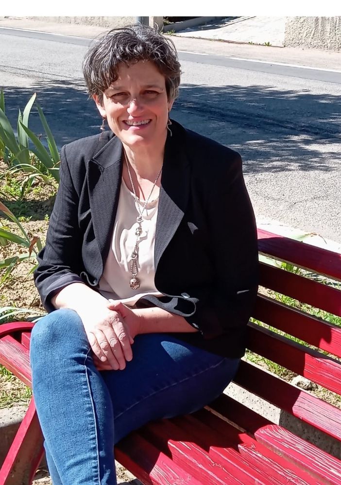 Il sindaco Roberta Volpato accanto alla panchina rossa, installata nel territorio di Refrancore, per sensibilizzare rispetto alla violenza di genere.