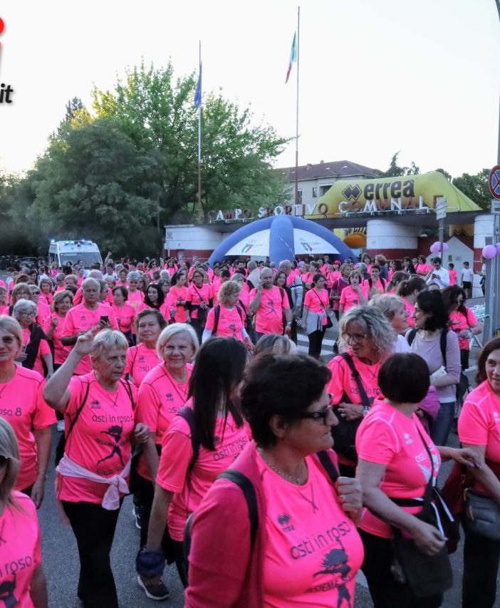 Un mare rosa per la lotta ai tumori: Asti teatro dell'Asti in rosa