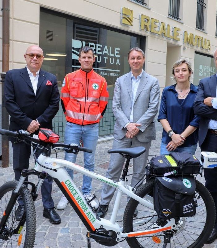 La donazione dell'e bike (Merfephoto)