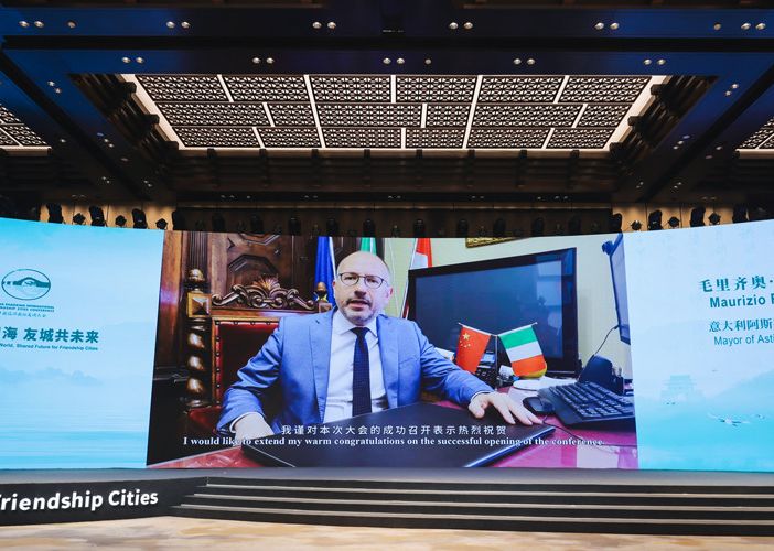 Il sindaco mentre interviene alla conferenza