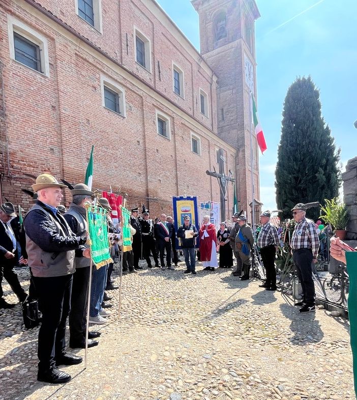 Il picchetto d’onore di Penne Nere davanti al monumento dei caduti.