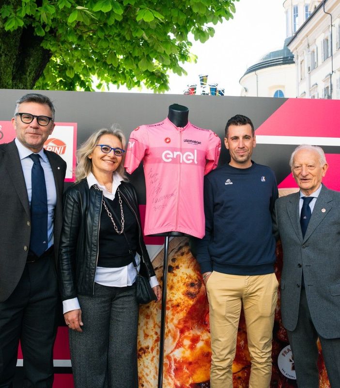 Nell'immagine, da sinistra: Paolo Bellino, Tiziana Raspini, Vincenzo Nibali e Umberto Raspini