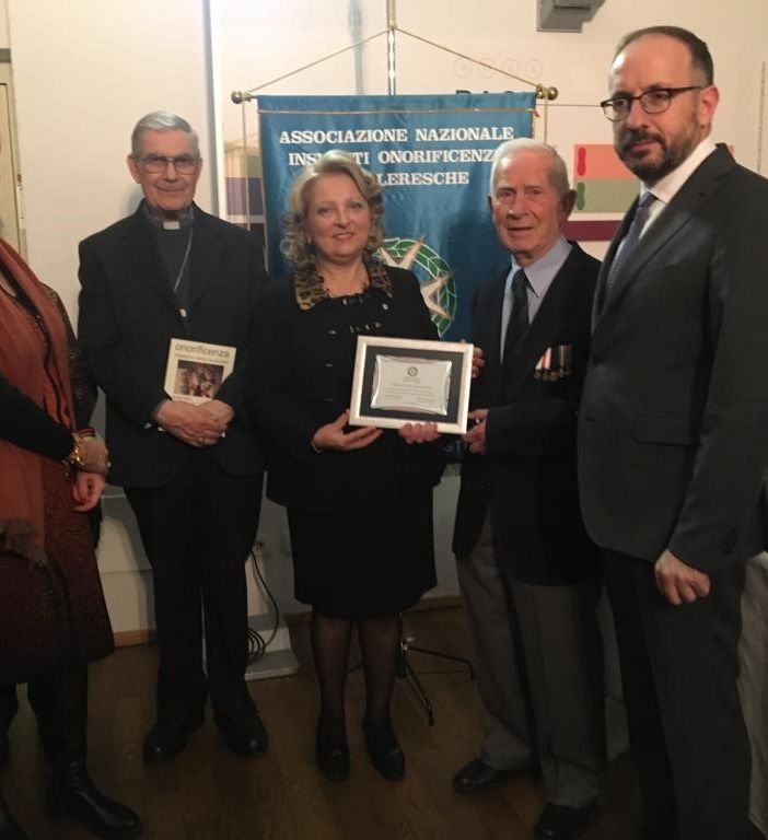 Il passaggio di consegne tra i delegati dell’ANIOC nel 2018 con da sinistra l’allora Questore di Asti Faranda Cordella, il vescovo emerito Francesco Ravinale, la neo delegata Silvana Bertolotti, il Grand’Ufficiale Giuseppe Scaletta, il sindaco di Asti Maurizio Rasero