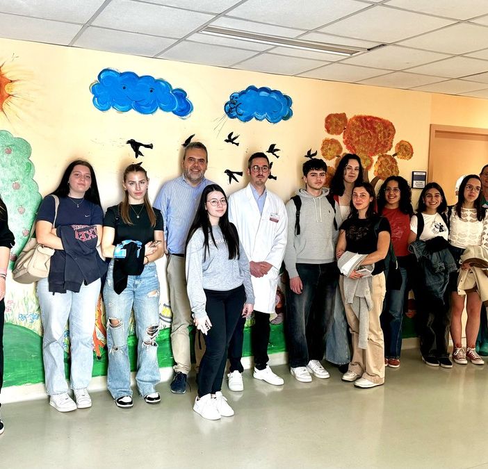 In foto il gruppo degli studenti accompagnati dal professor Bertelli e nell’incontro introduttivo con il direttore generale Francesco Arena e il direttore del Dipsa Katia Moffa