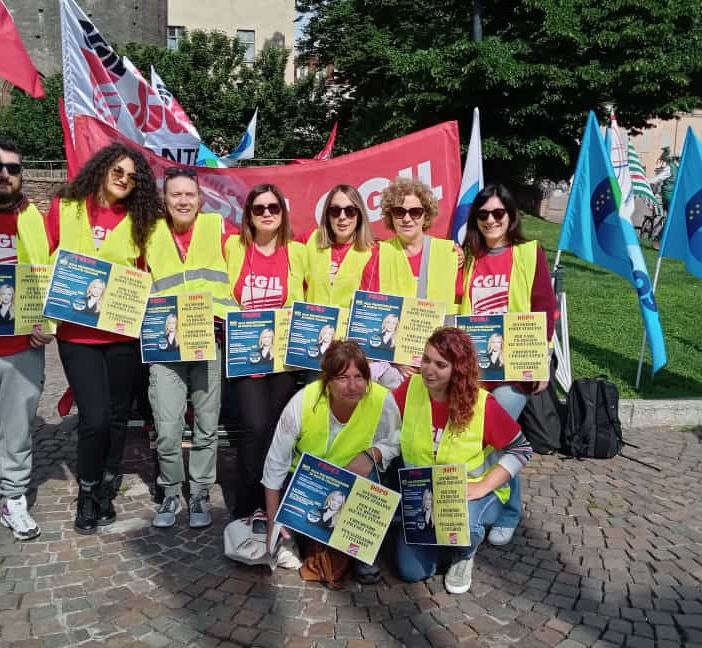 Protesta a Torino dei sindacati per dire no alla privatizzazione di Poste Italiane: &quot; Un danno ai diritti e agli interessi dei cittadini&quot;