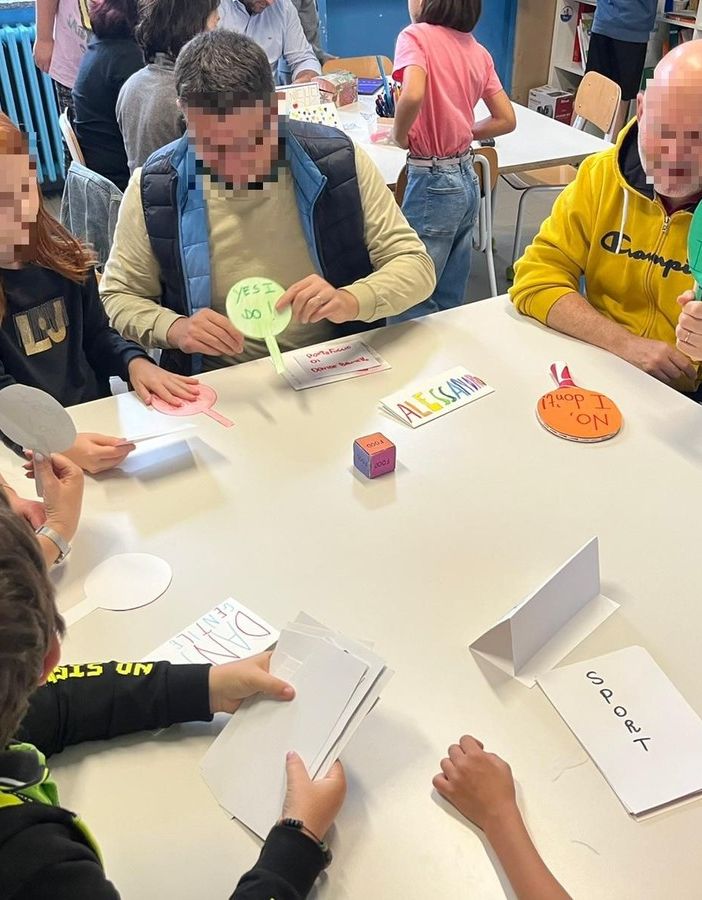 Alcuni bambini e genitori a Motta al Senza zaino day