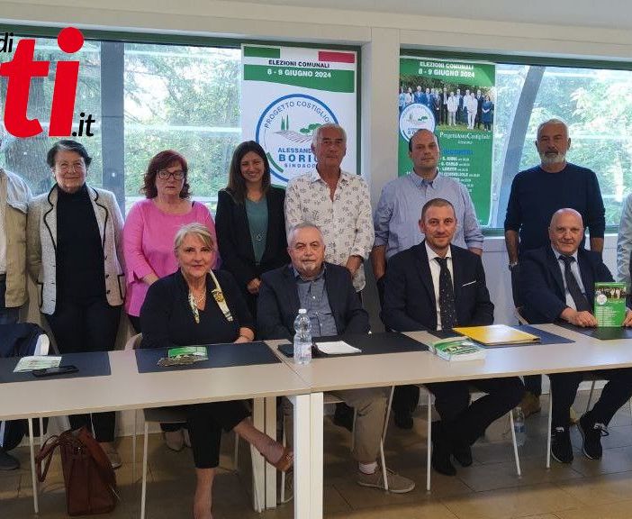 Il candidato sindaco Borio (seduto, terzo da sinistra) attorniato dai candidati consiglieri della sua lista civica
