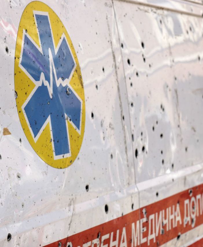 L'ambulanza ucraina crivellata dai colpi russi esposta in piazza San Secondo lo scorso maggio (Merphefoto)