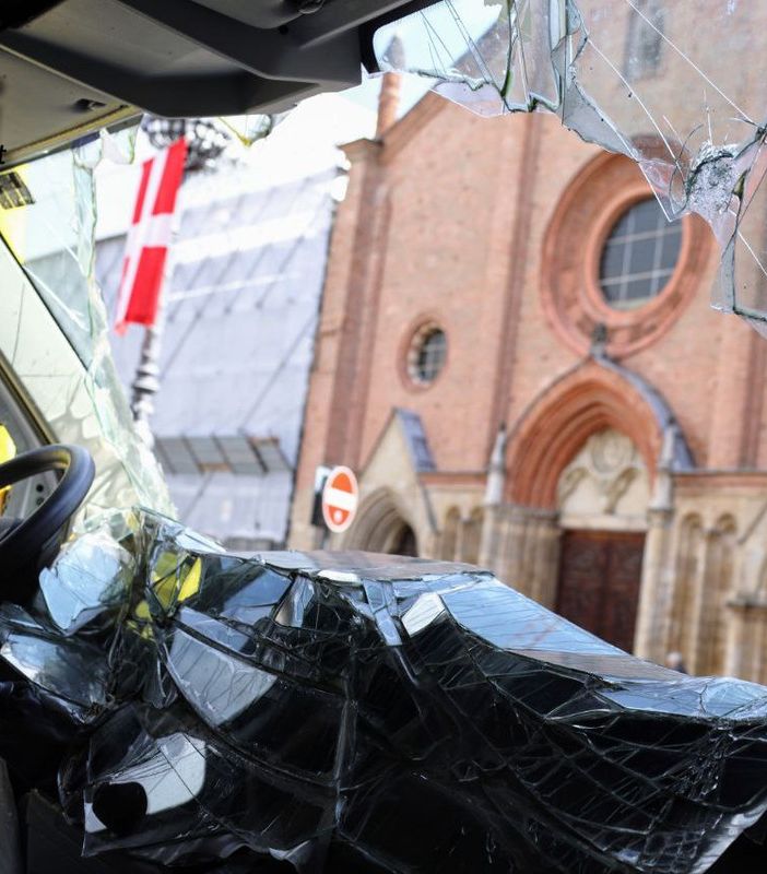 Le immagini dell'ambulanza ucraina crivellata dai colpi russi (Merphefoto)