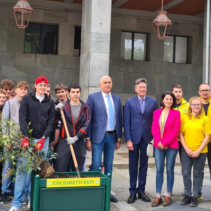 Otto fioriere di 'photinie' donate alla Prefettura da Coldiretti Asti