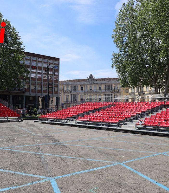 L'allestimento di piazza Alfieri (Merphefoto)