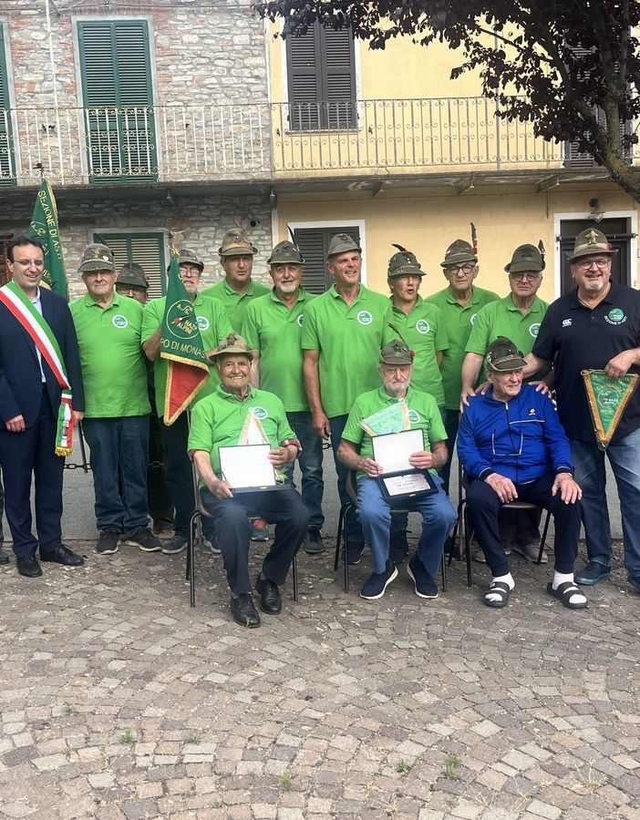 Gli Alpini del Gruppo di Monastero Bormida con il sindaco Gigi Gallareto e il presidente Fabrizio Pighin  festeggiano gli alpini novantenni