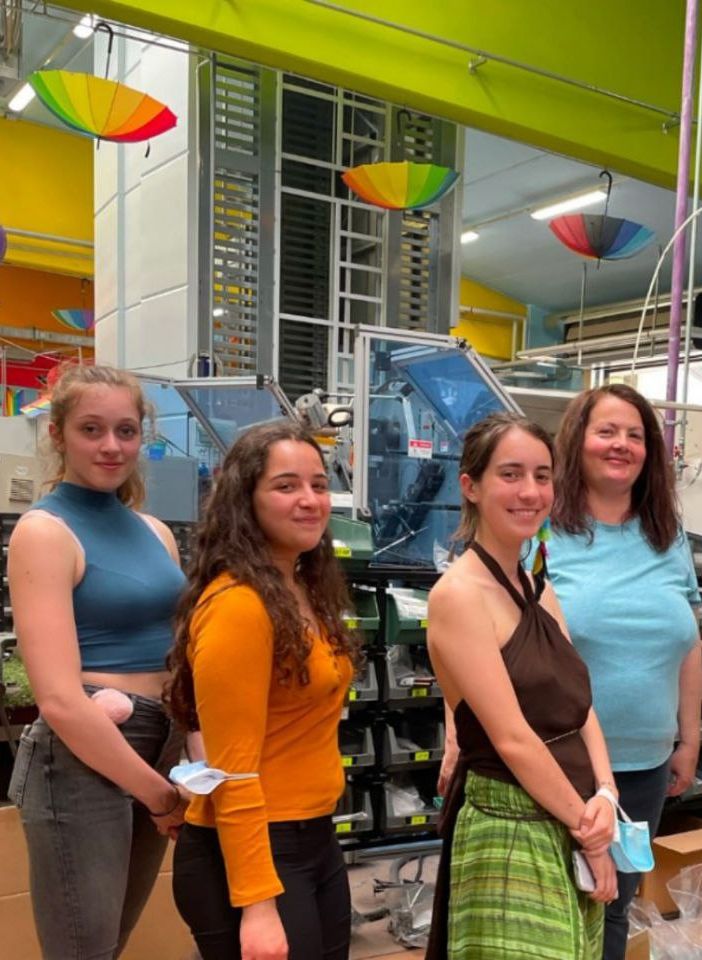 Pia Giovine (prima da destra) con alcune studentesse del Liceo Artistico