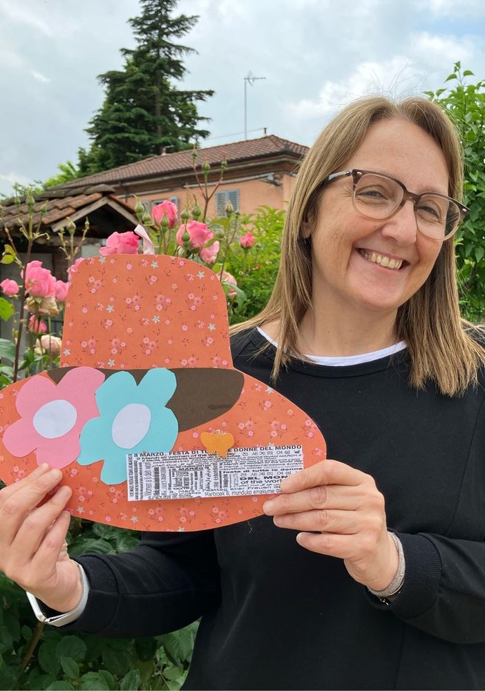 Roberta Matteo e il cappello di carta