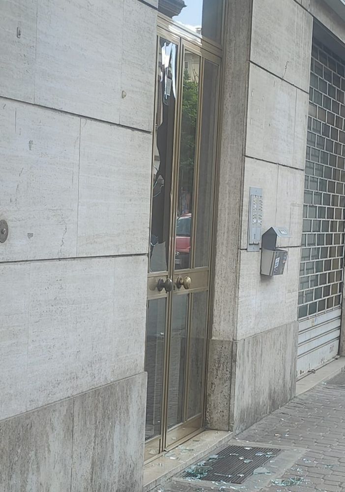 Pomeriggio di follia in corso Alessandria: raid vandalico con uno skateboard