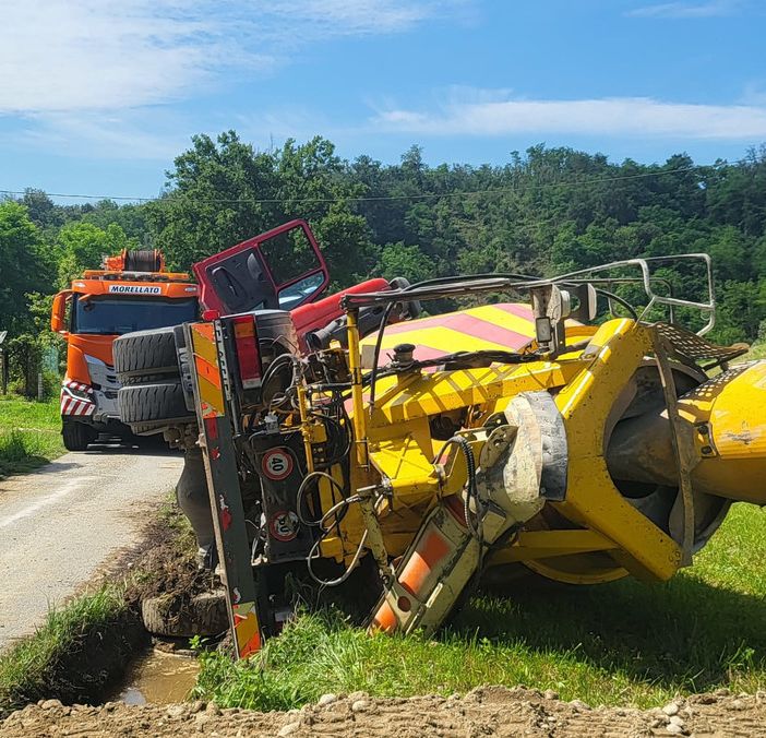 Betoniera a pieno carico esce di strada in località Casabianca e si ribalta in un fossato. Ferito in modo lieve il conducente [FOTO E VIDEO]