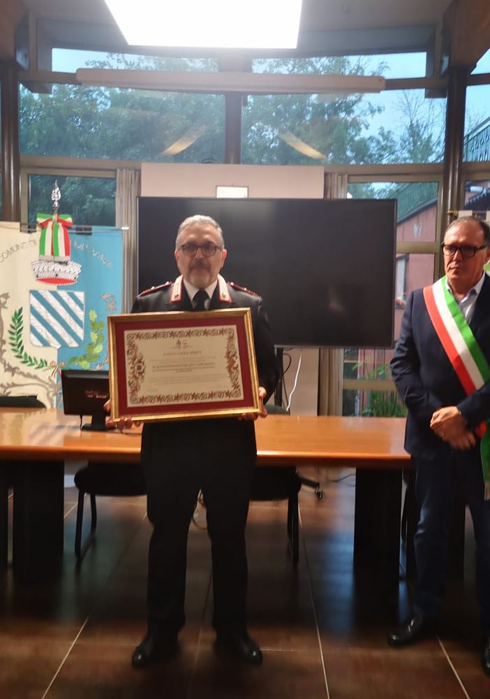 Il Luogotenente Sarcinelli con il sindaco di Costigliole Enrico Alessandro Cavallero