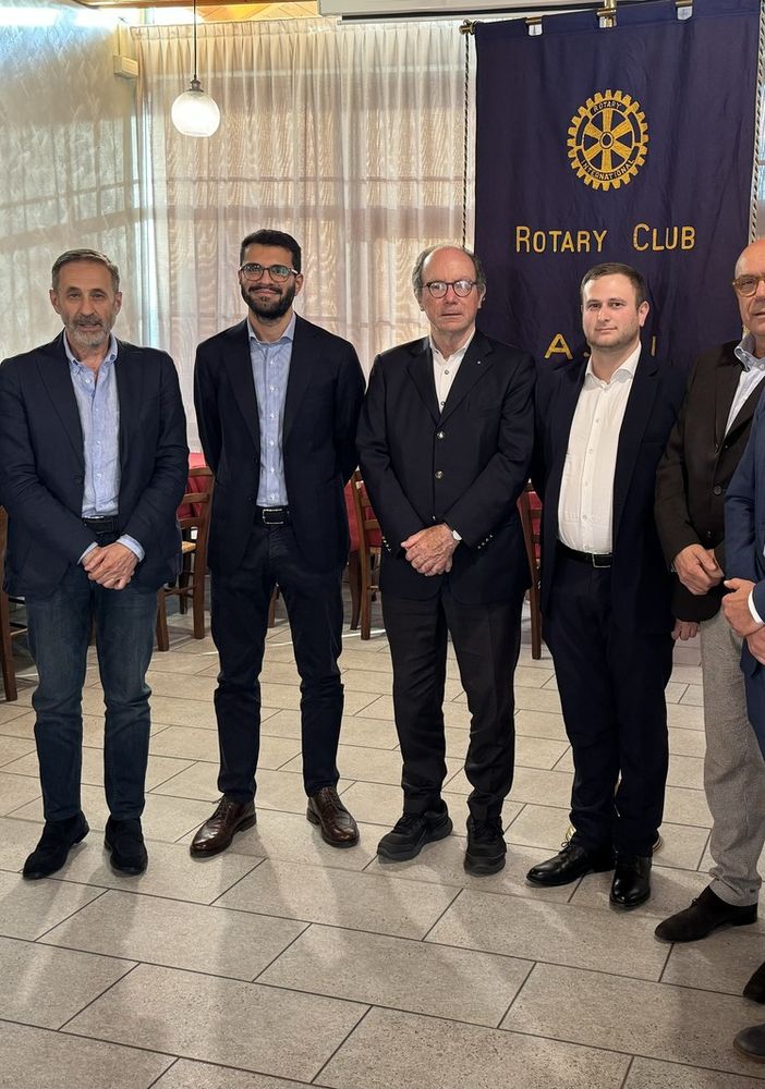 Nell'immagine, da sinistra a destra: Alberto Pecchio (primario Chirurgia vascolare), Francesco Arena (direttore generale Asl AT), Vittorio Pasta (specializzando in Chirurgia Vascolare), Luigi Florio (past president Rotary), Federico Ghignone (specializzando in Anestesia e Rianimazione), Maurizio Mela (presidente Rotary Club Asti), Alessandro Bianchi (primario Anestesia e Rianimazione)
