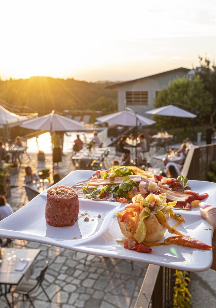 Un'esperienza unica a Casa Serra Eco-Resort &amp; Wellness con Aperitivo sotto le stelle e musica dal vivo con il tenore Enrico Iviglia