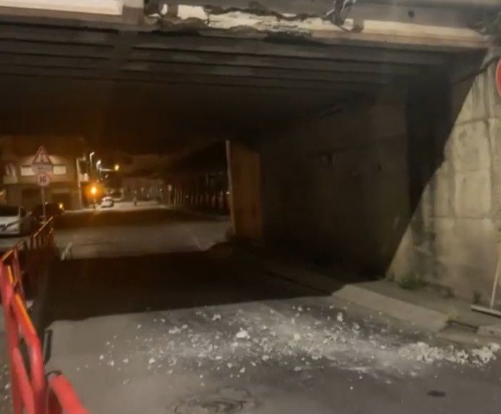 Automezzo urta il cavalcavia di via Artom , strada chiusa al traffico. Rasero: &quot;E' sempre più difficile andare avanti&quot; [FOTO E VIDEO]
