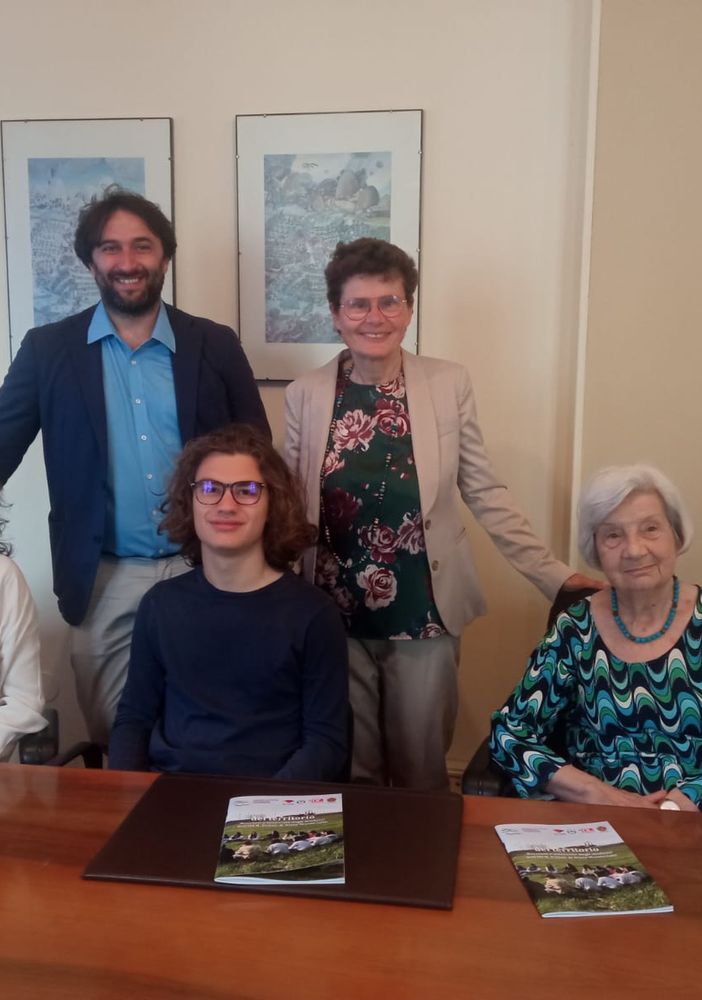 Da sinistra: la professoressa Sara Ostanel, il sindaco di Nizza Monferrato Simone Nosenzo, lo studente Gilberto Agatiello, l'Assessore alla Cultura Ausilia Quaglia e Laurana Lajolo