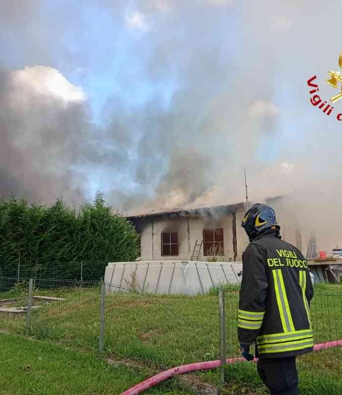 Nessun ferito ma ingenti danni per l'incendio al capannone di materiali edili [FOTO]