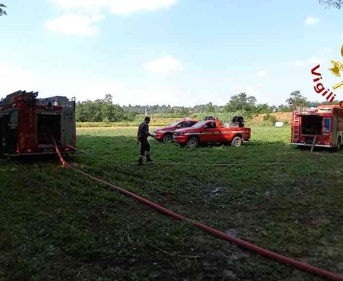 A fuoco un escavatore a Castelnuovo Belbo