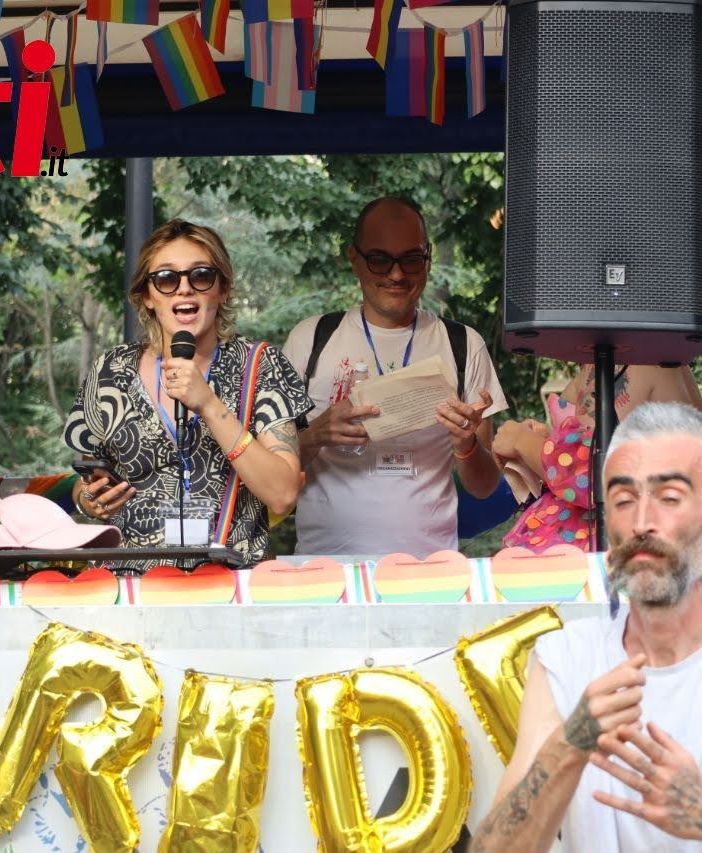 Vittoria Briccarello e Patrizio Onori ritratti (ph. Merfephoto - Efrem Zanchettin) durante gli interventi finali del Pride 2024