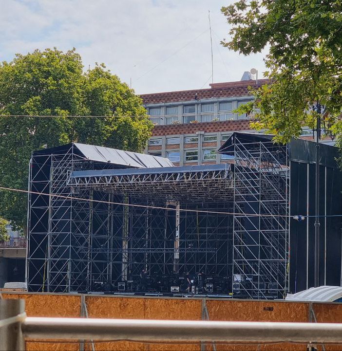 Fervono i lavori per l'allestimento del palco che ospiterà gli artisti protagonisti di AstiMusica 2024