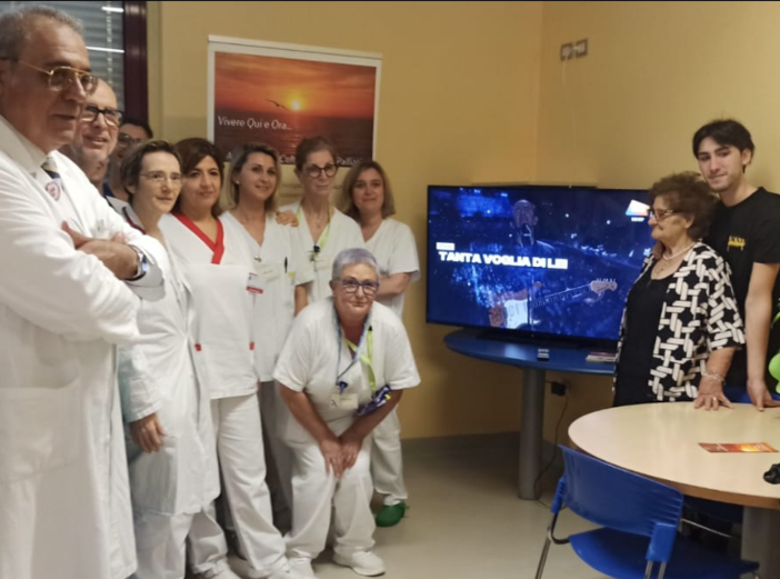 L'associazione &quot;Vivere qui e ora&quot; ha donato un televisore alla Geriatria del Massaia