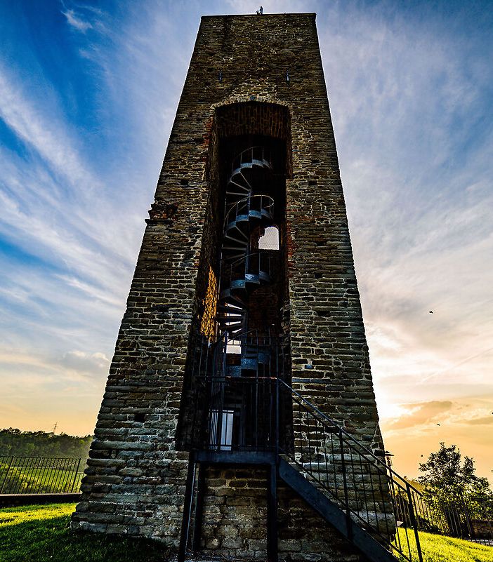 Torre di Cassinasco, a due passi dalle nuove case di Isabelle, Jan e Mila