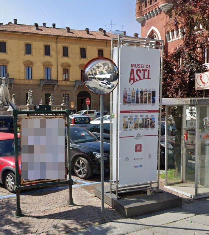 La bacheca di piazza Roma
