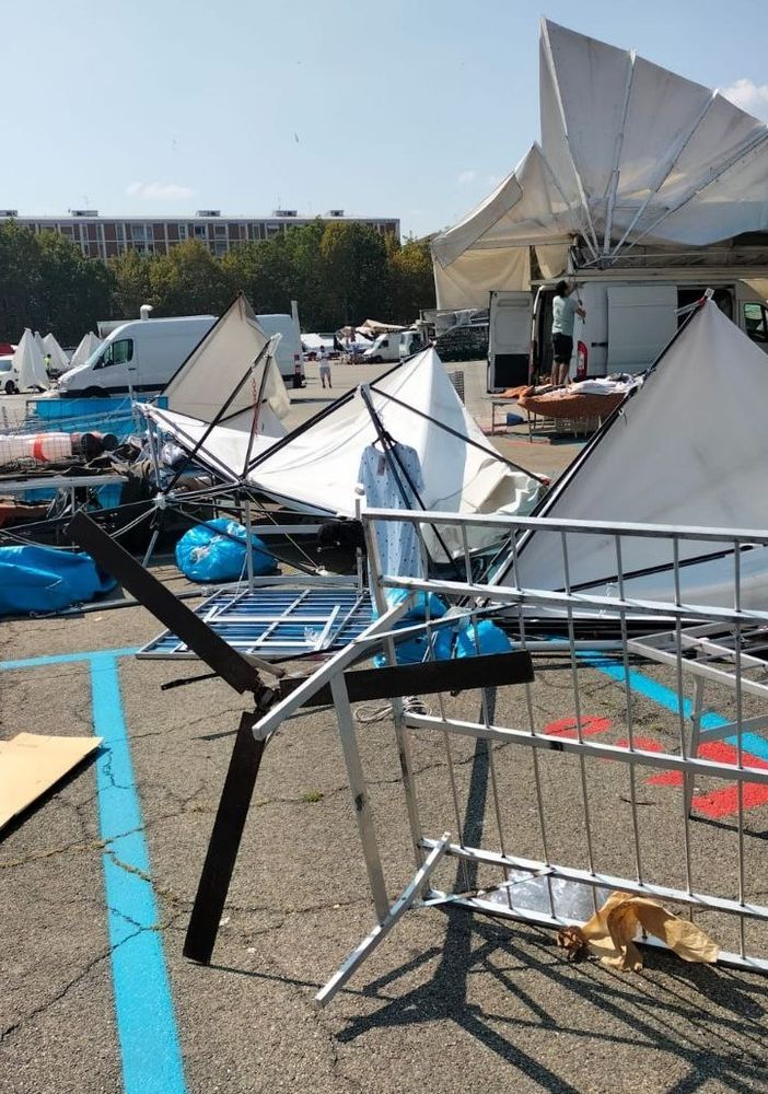 Asti: un improvviso evento atmosferico ha devastato alcuni banchi del mercato
