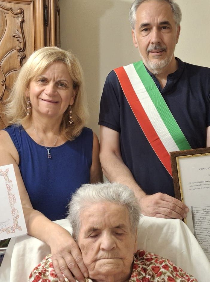 La neo centenaria i figli e le autorità presenti