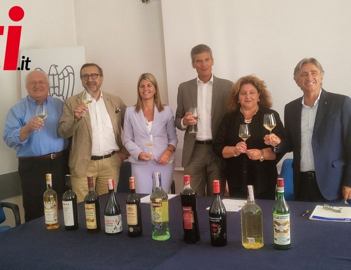 Un brindisi benaugurale al termine della conferenza stampa