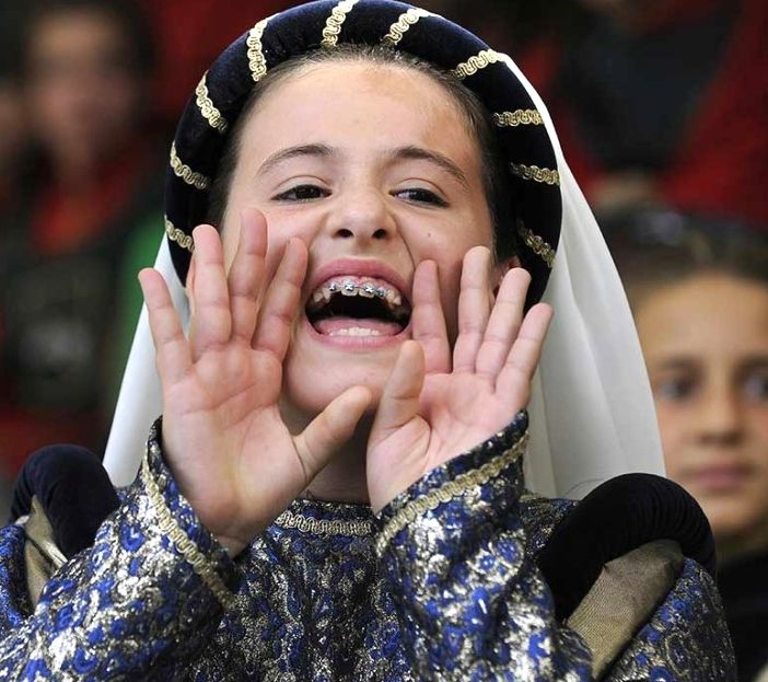 La sfilata dei bambini in una foto dell'ottimo Enzo Isaia