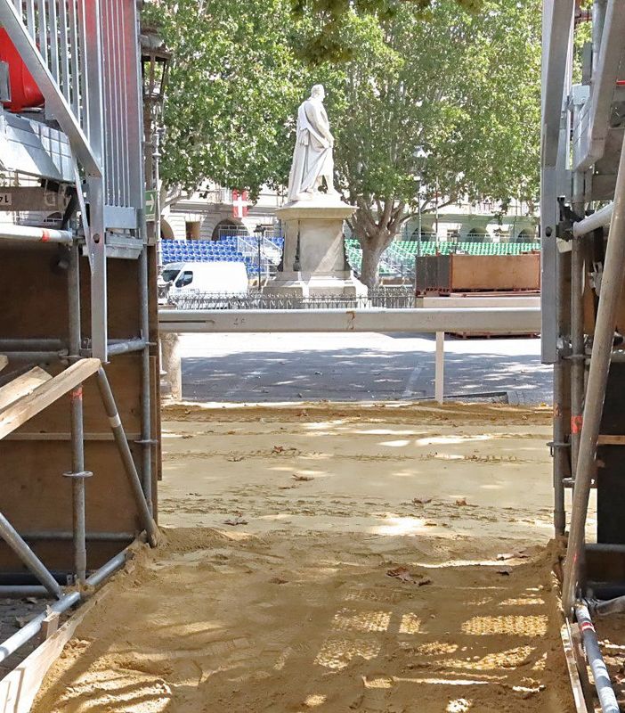 Poco più di una settimana al Palio: in piazza Alfieri è arrivata la &quot;sabbia astiana&quot; per la corsa [FOTO]